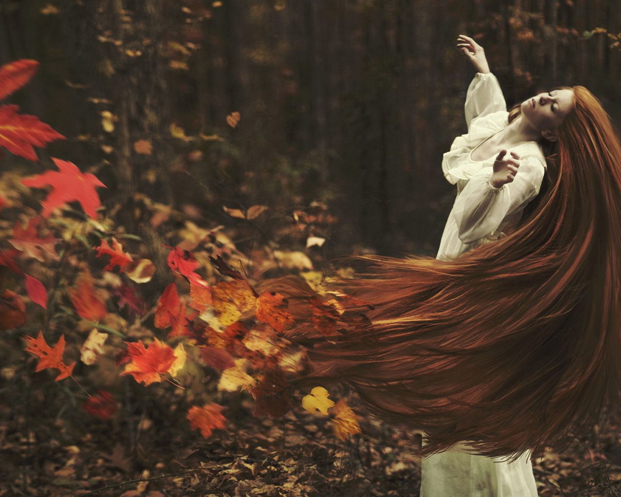 Девушка с длиннными волосами и осенняя листва