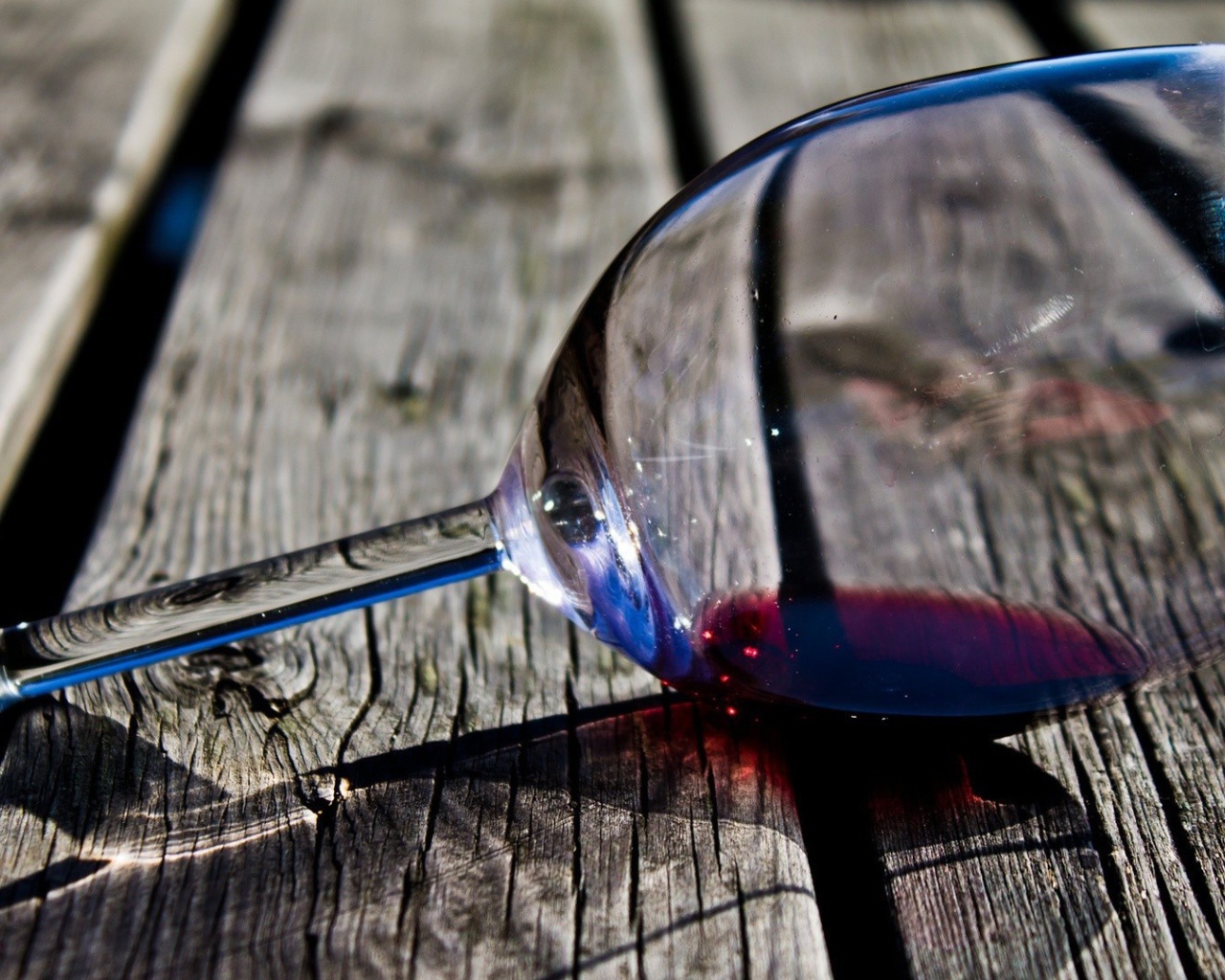 Бокал на деревянном полу