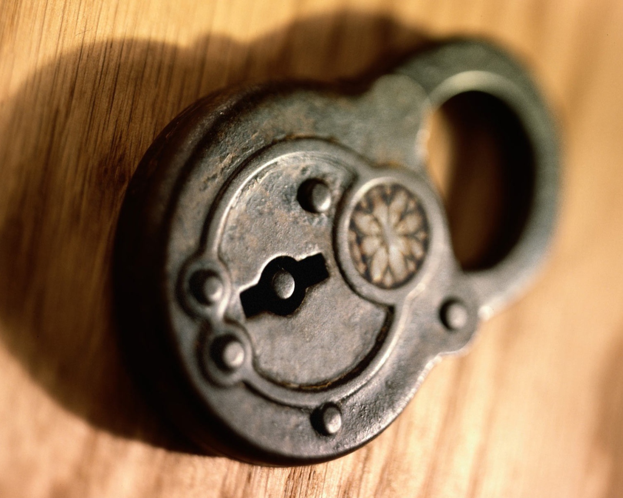 Старинный клепаный замок
