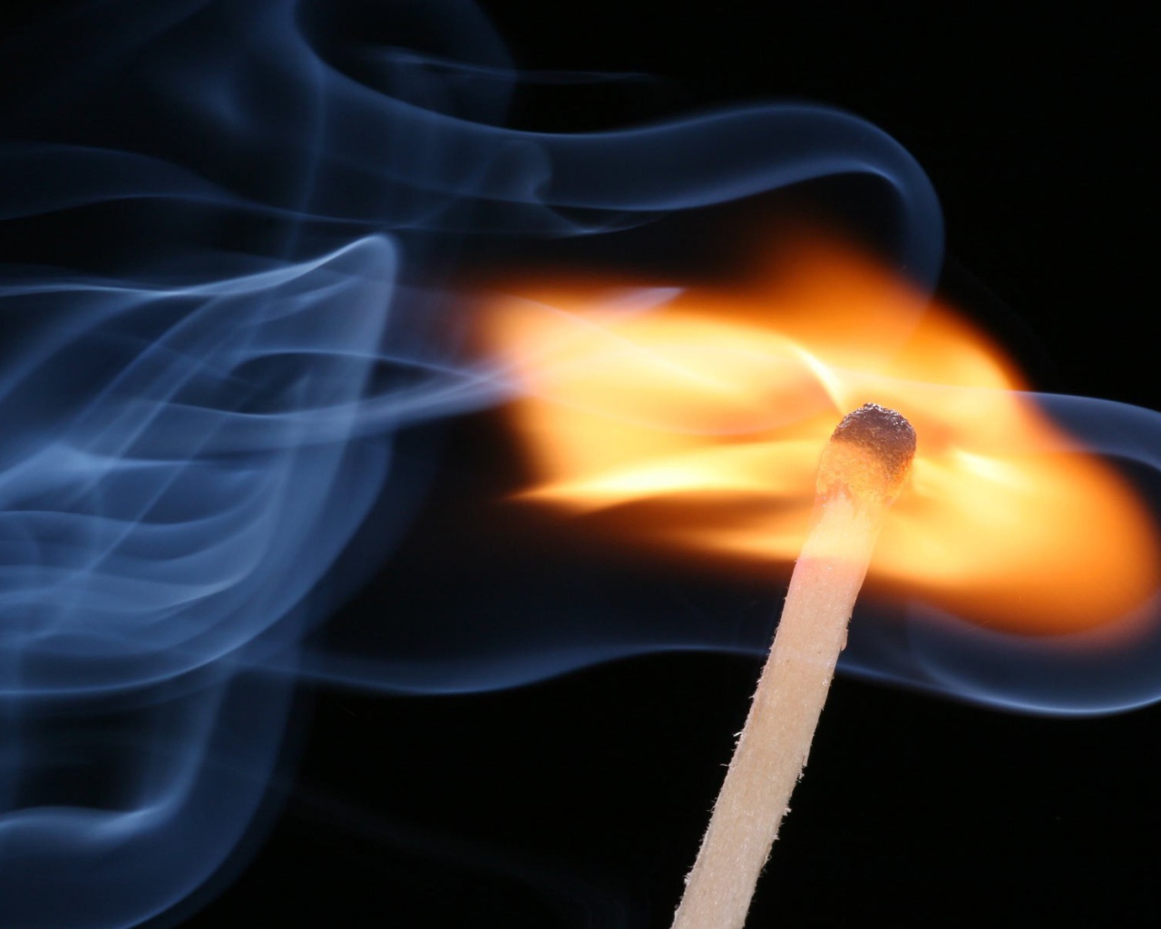 Пламя горящей спички
