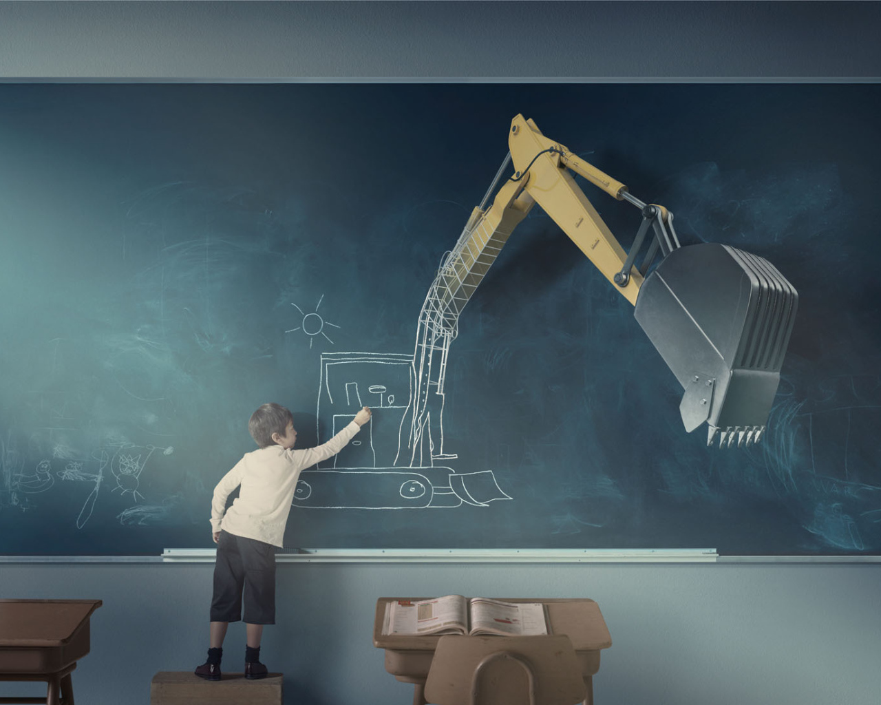 Мальчик рисует экскаватор