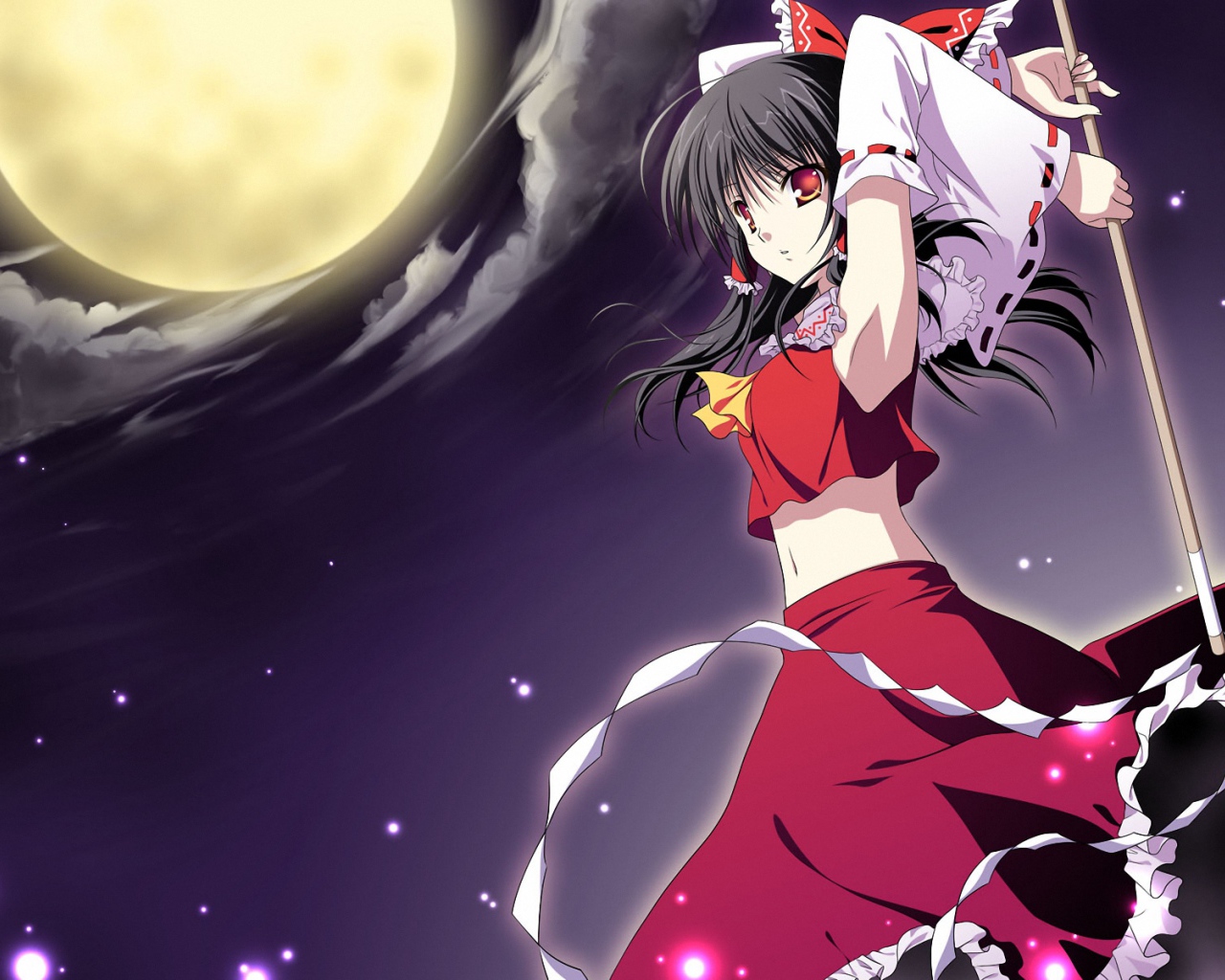 Девушка под большой луной