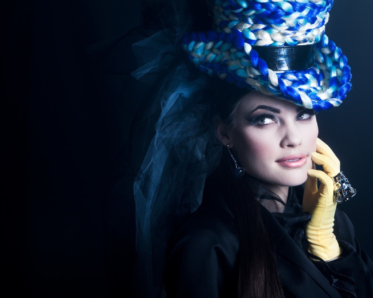 Девушка в синей шляпе
