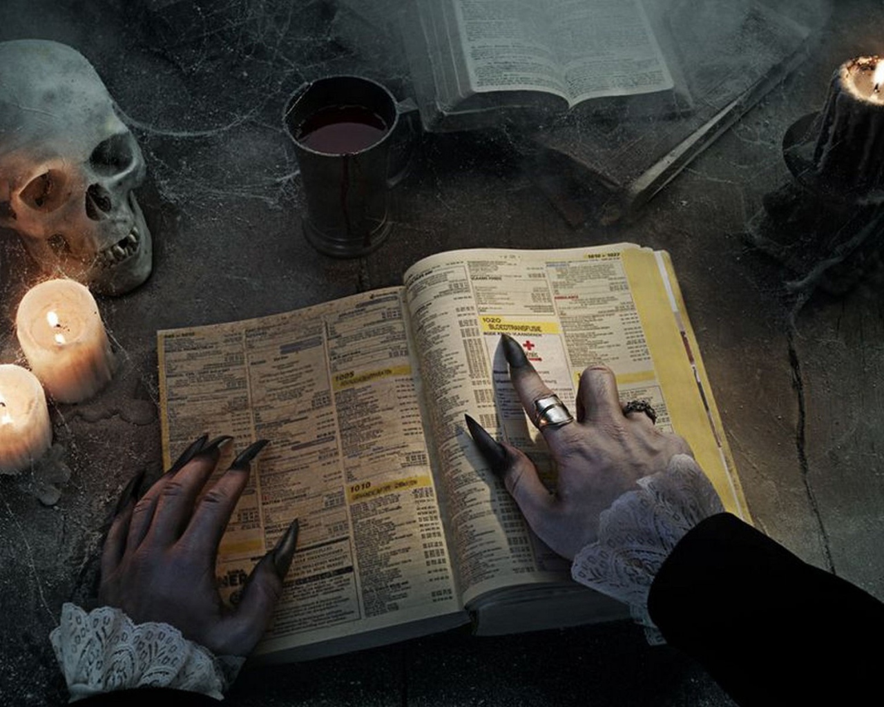 Руки с длинными ногтями