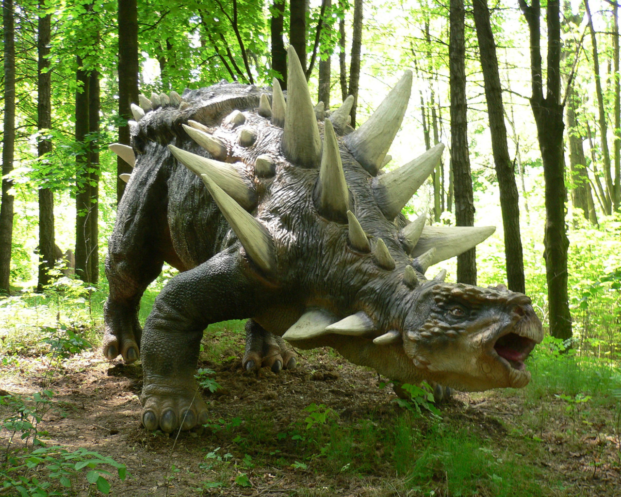 Динозавр в современном лесу