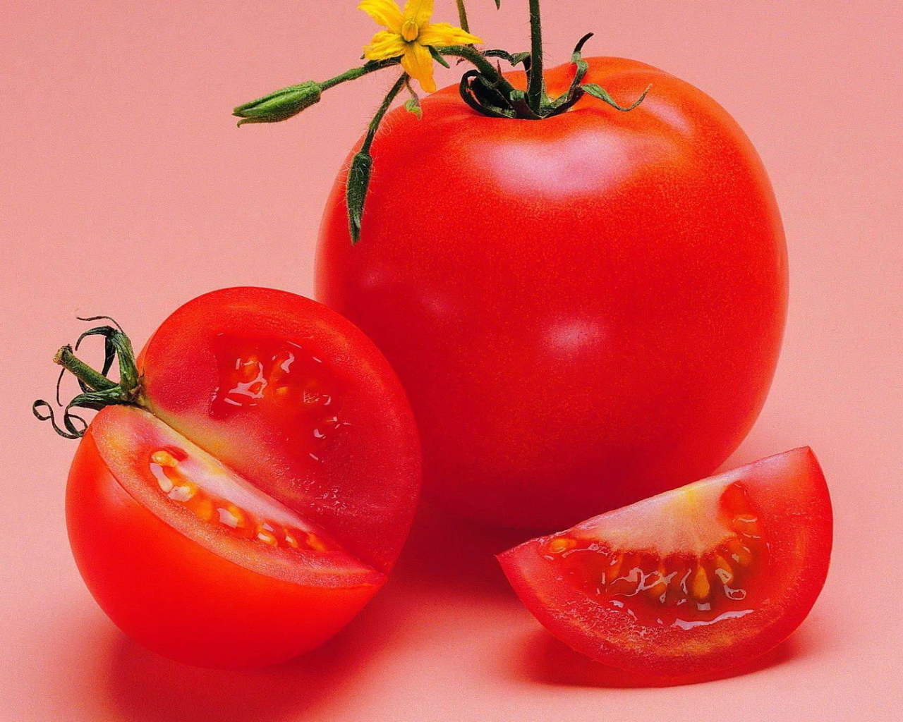 Красный спелый помидор