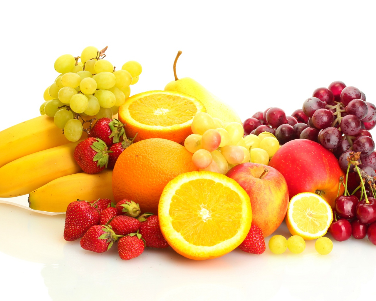 Натюрморт из фруктов и ягод