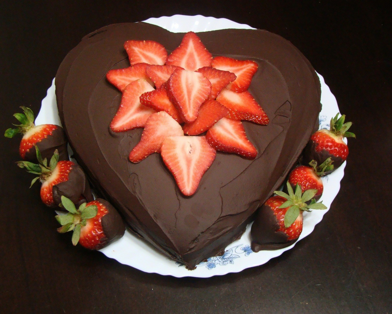 Торт в шоколаде с клубникой