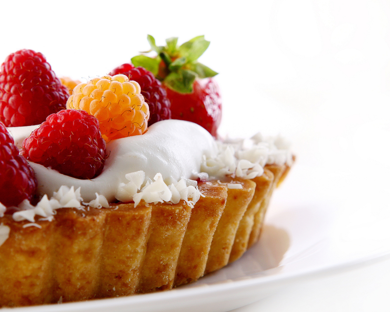 Пирожное с кремом и малиной