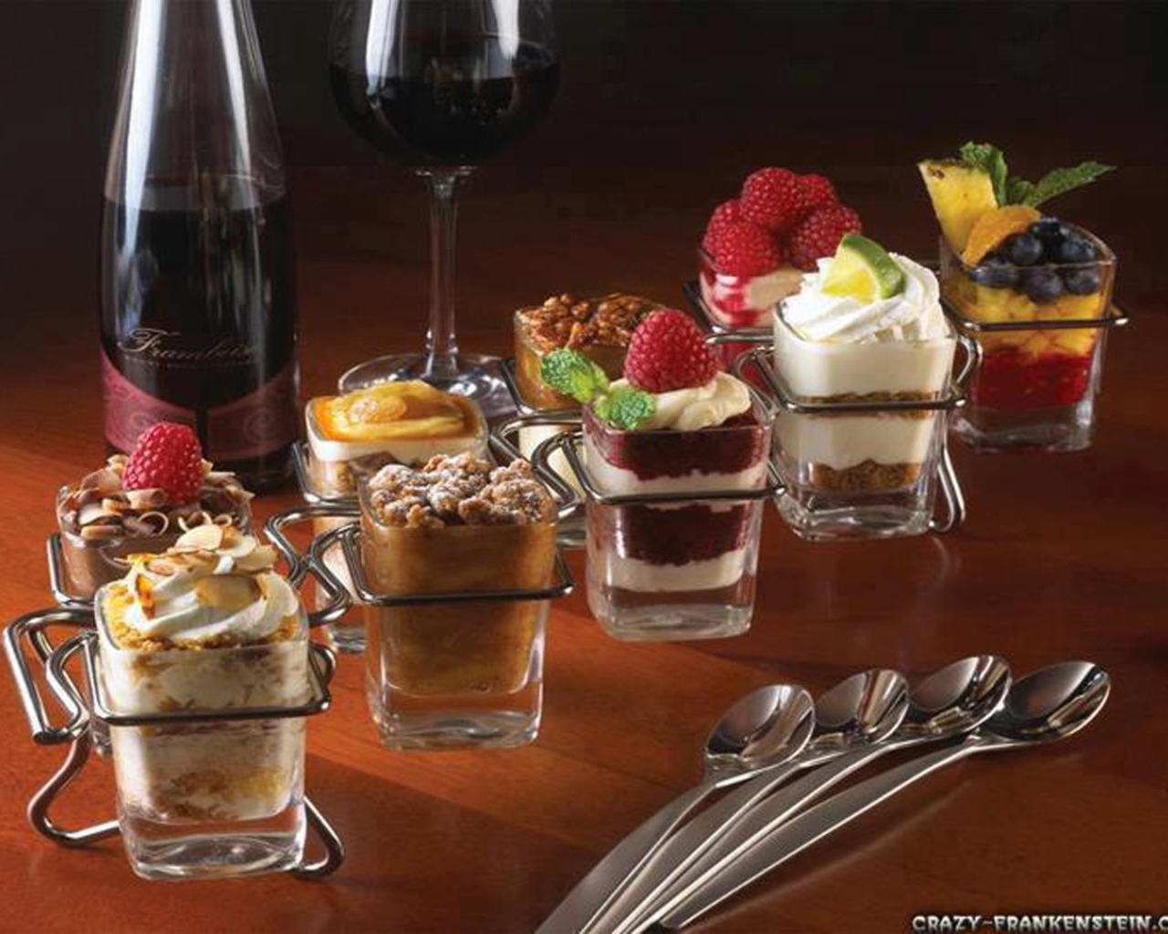 Десерт с красным вином