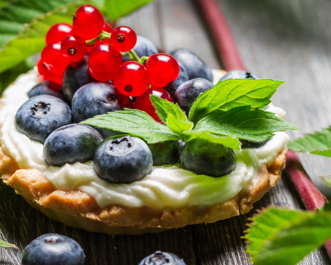 Десерт с черникой