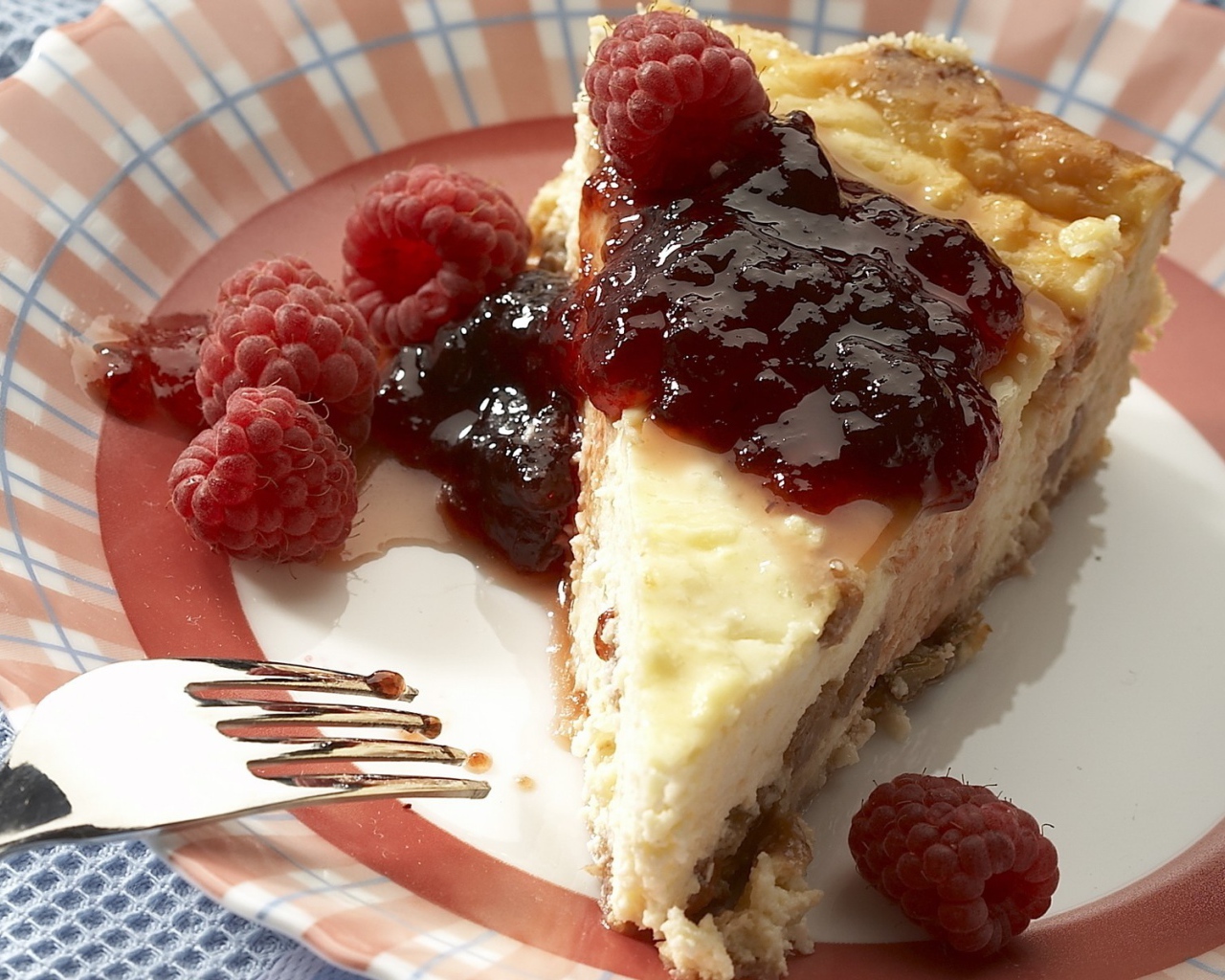 Пирог с малиной и джемом