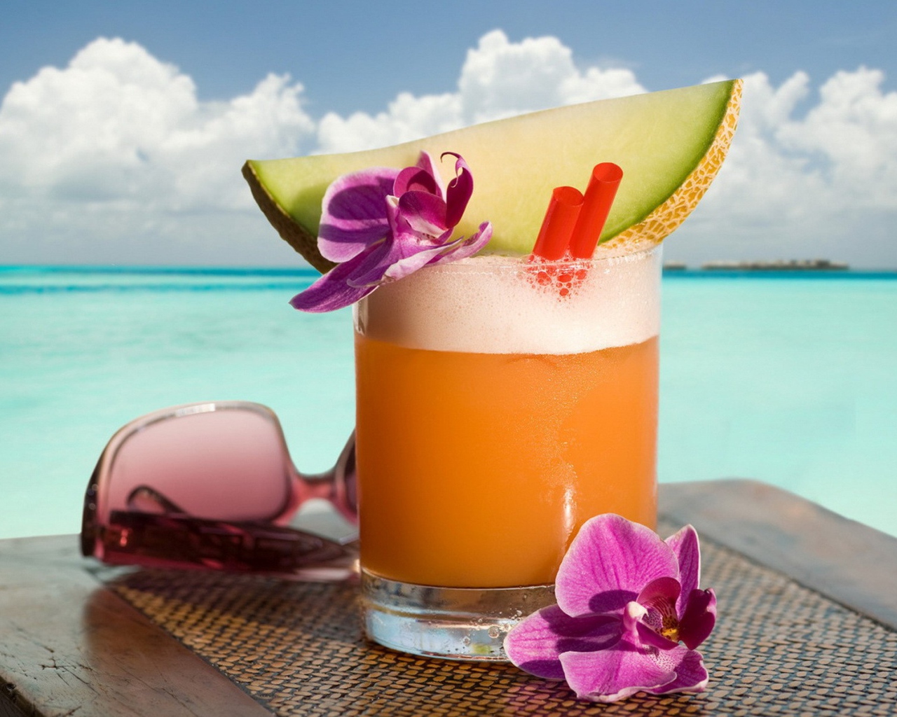 Коктейль и орхидеи