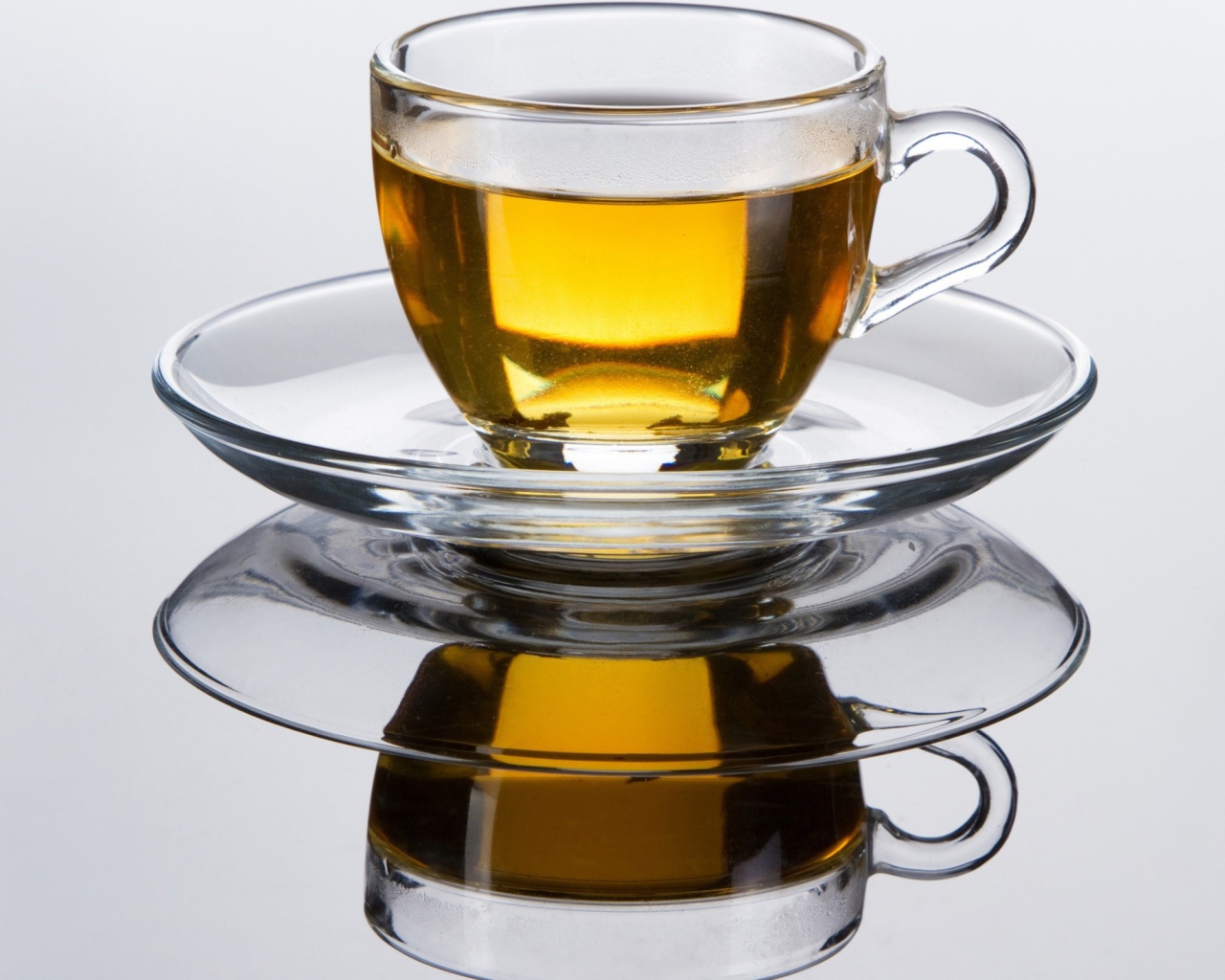 Чашка с зеленым чаем