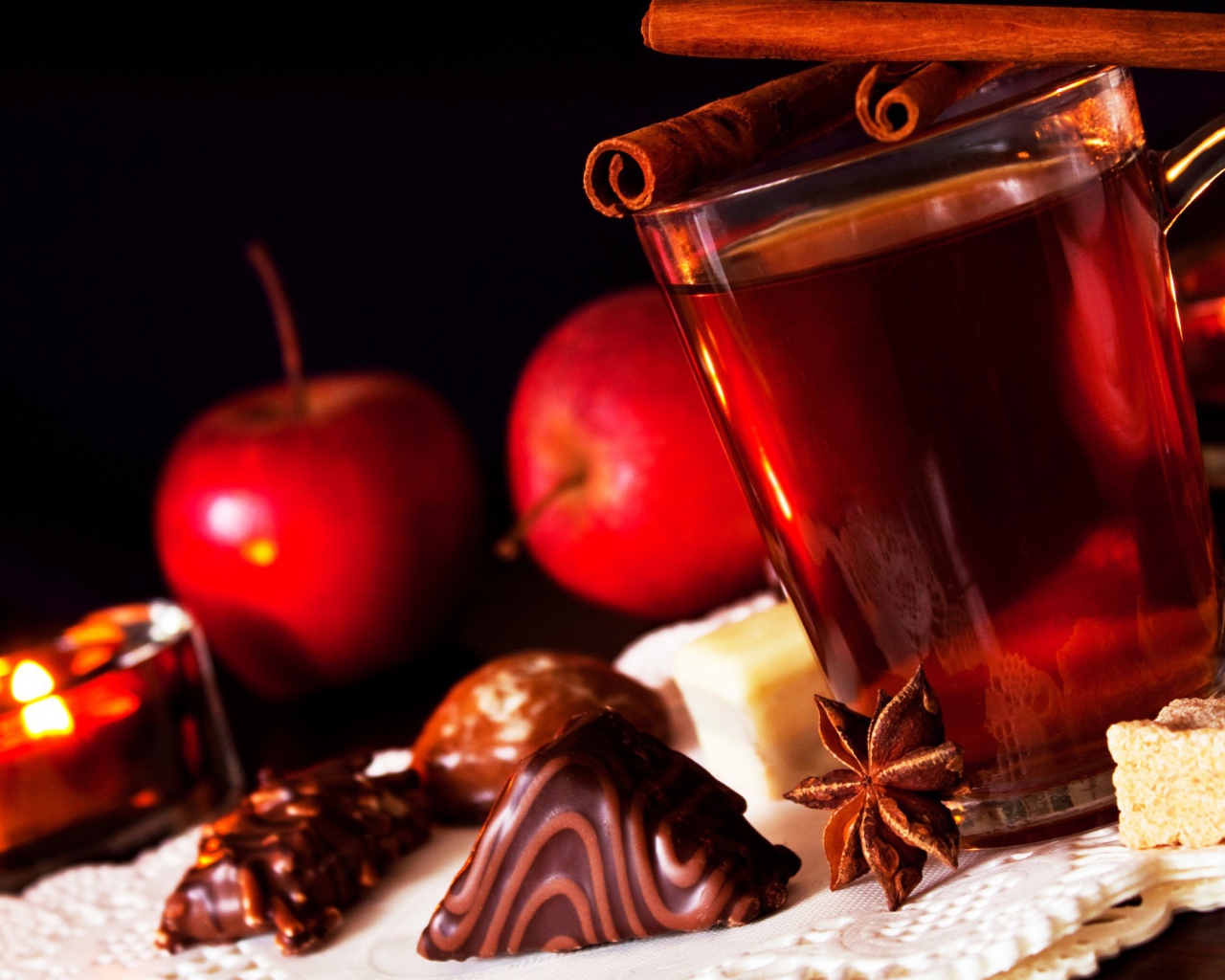 Чай с корицей и сладостями