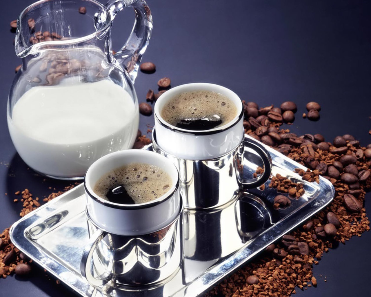 Черный кофе и молоко