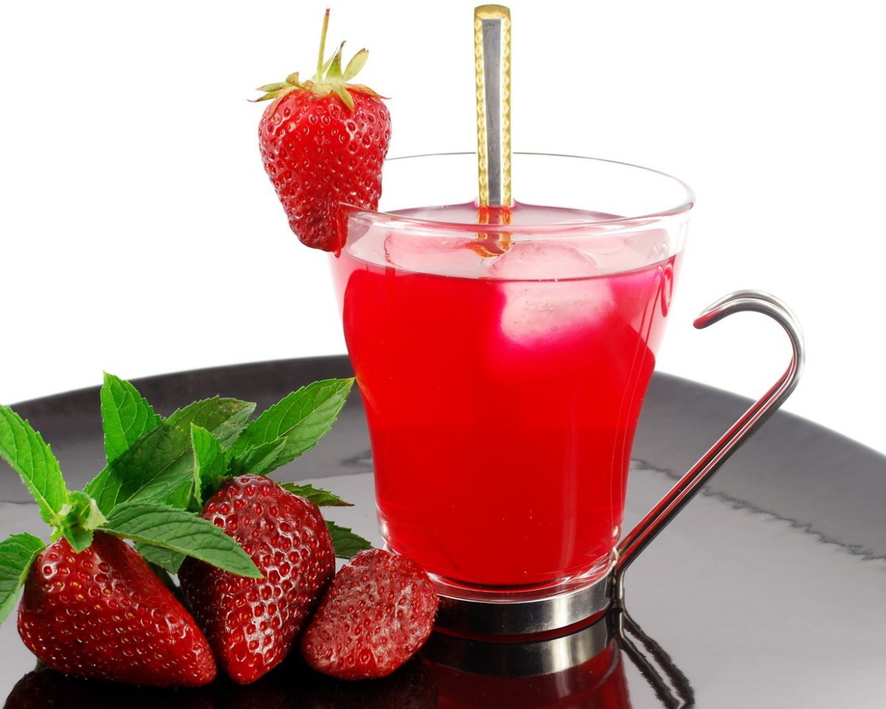 Клубничный коктейль в стакане