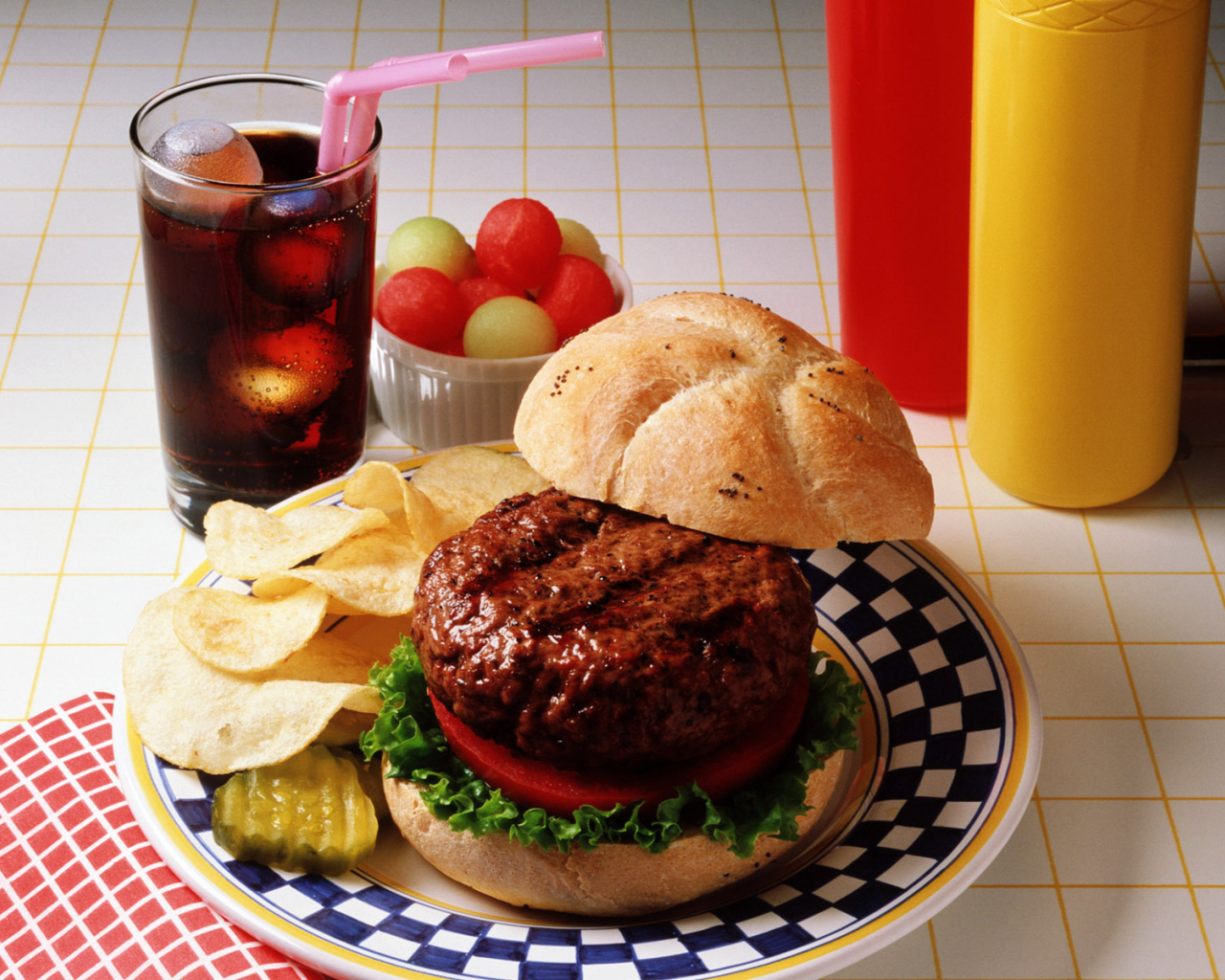 Гамбургер с чипсами