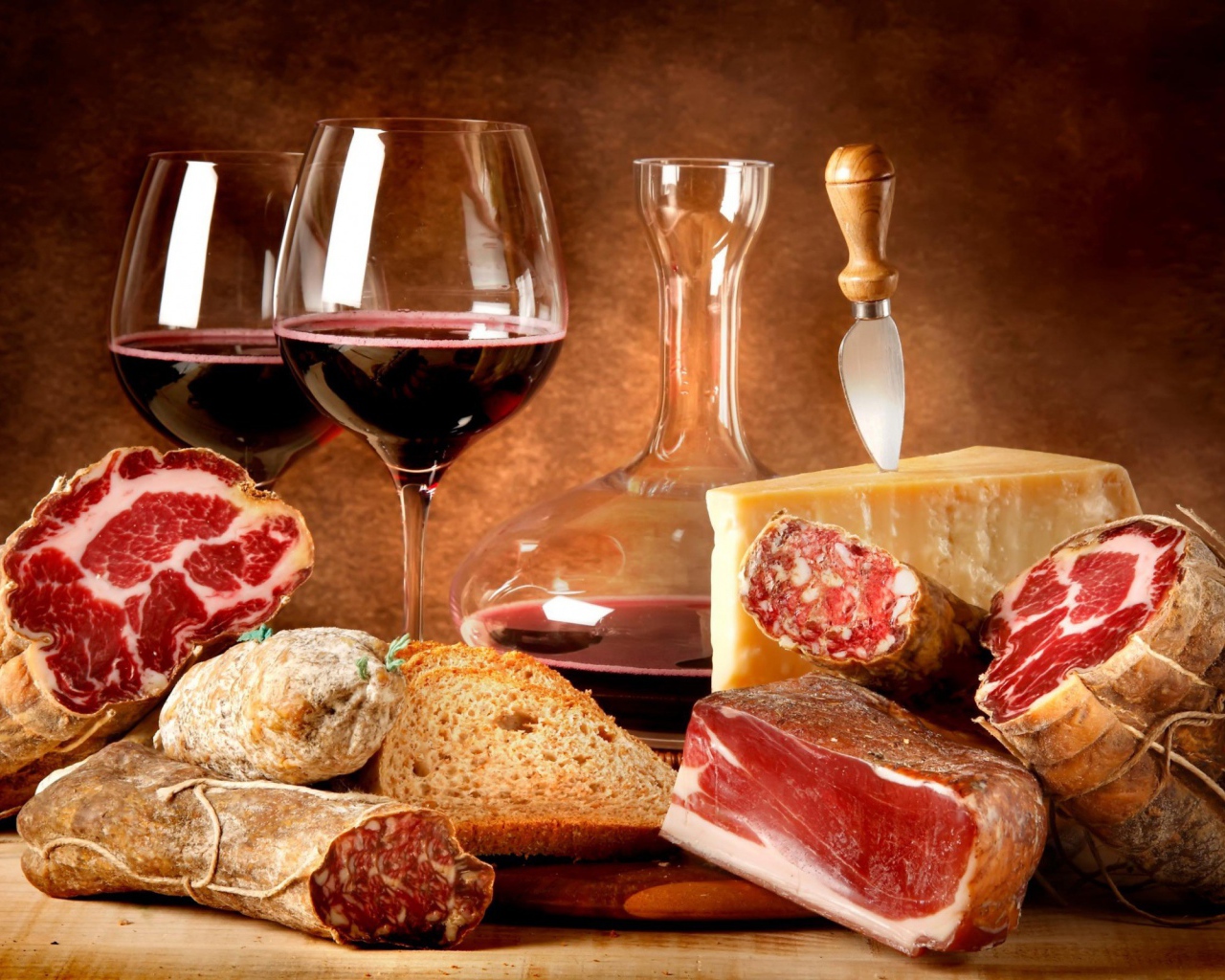 Мясные деликатесы и вино