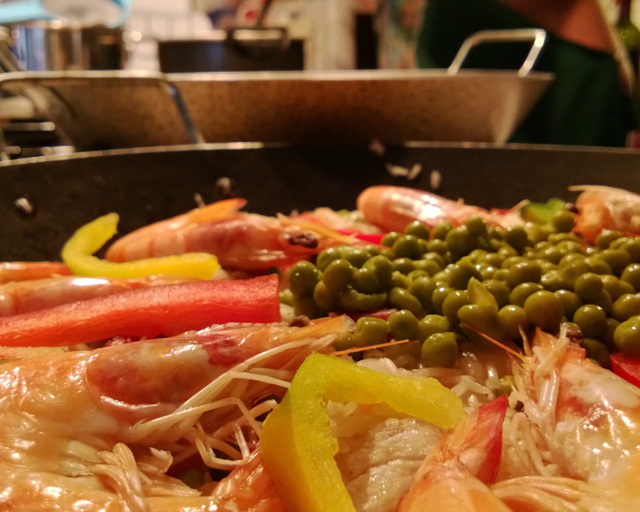 Креветки с зеленым горошком Паелья