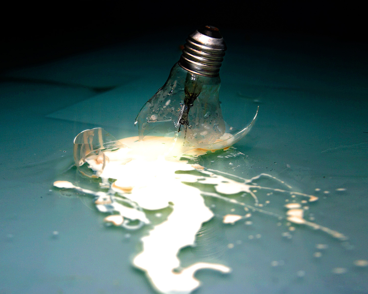Из разбитой лампы вытекает свет