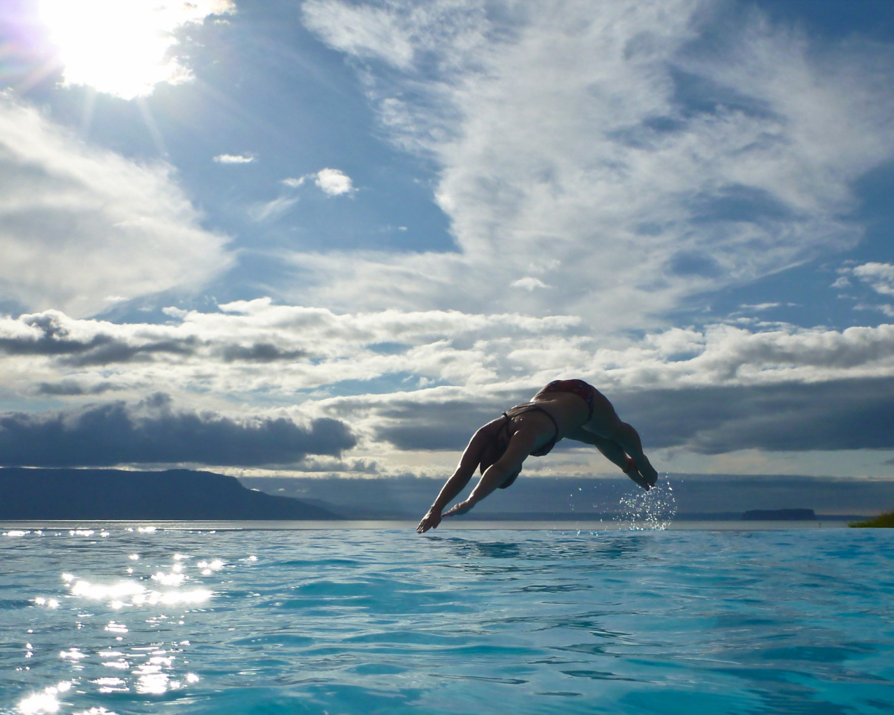 Девушка ныряет в воду