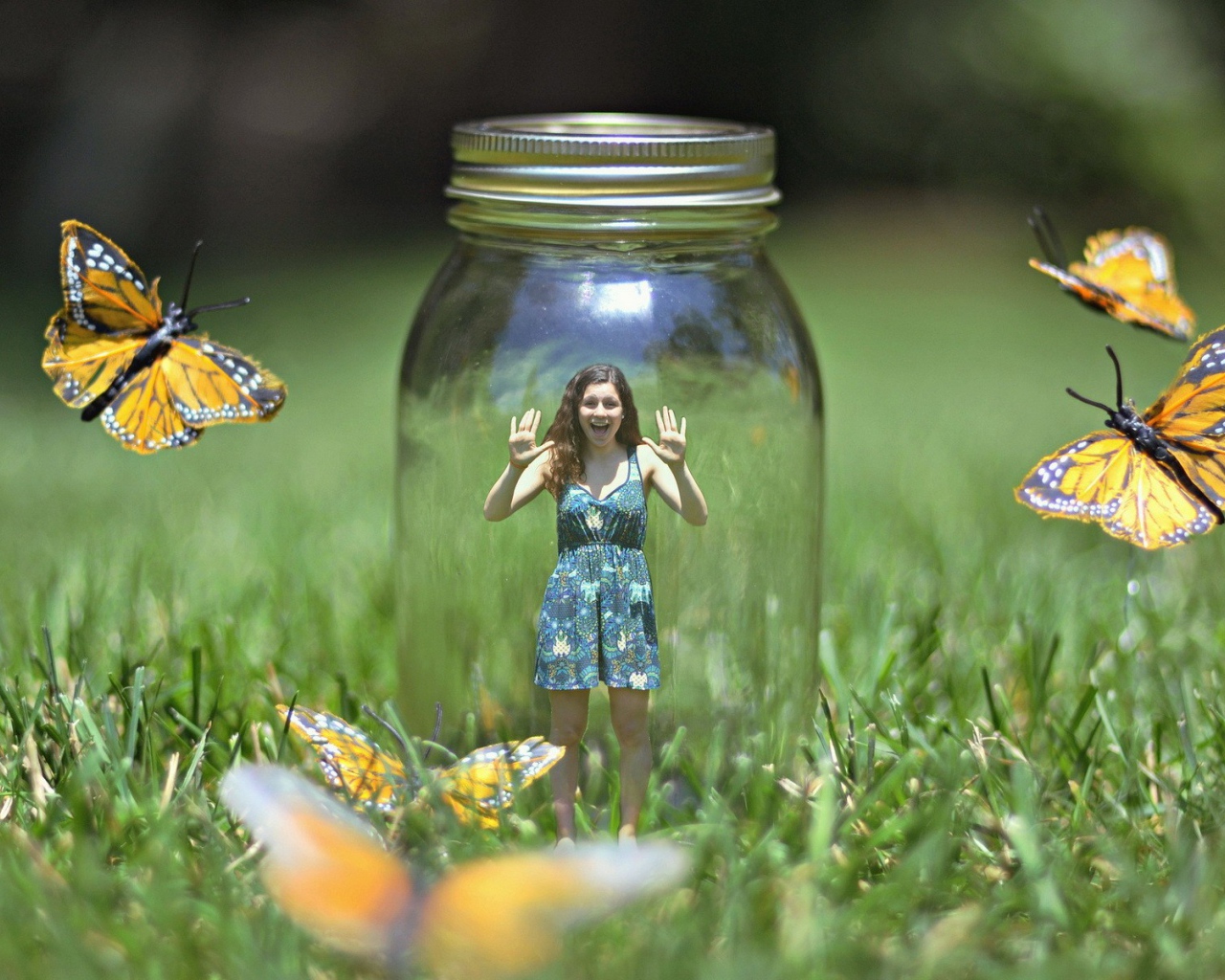 Девочка в банке