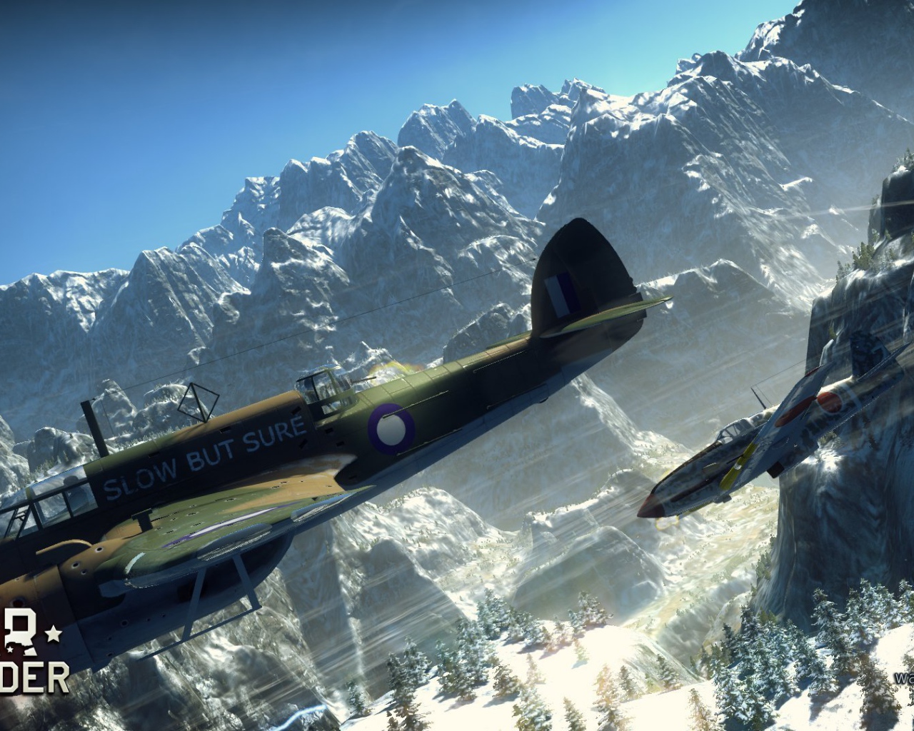 War Thunder самолеты летают над холмами