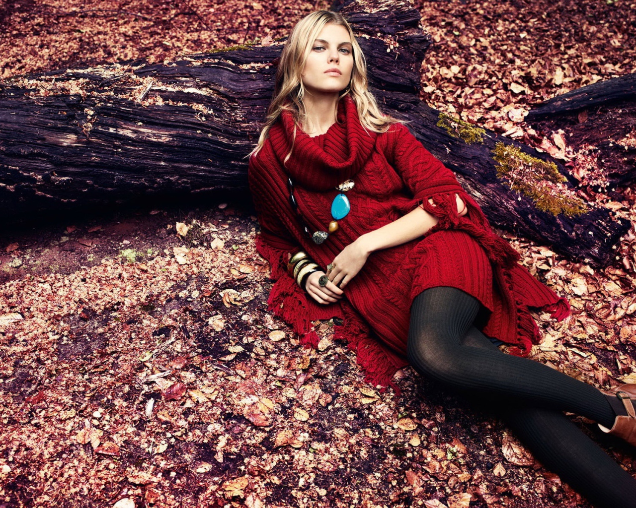 Красивая девушка в осеннем лесу