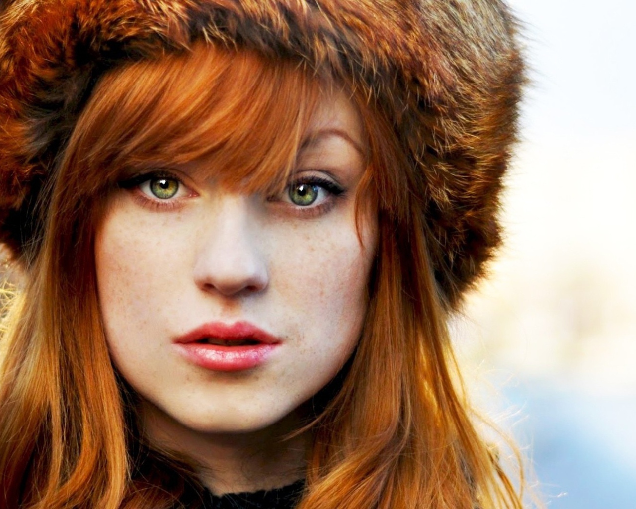 Рыжая в шапке