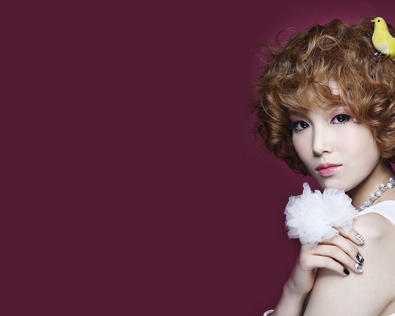 Девушка с птицей