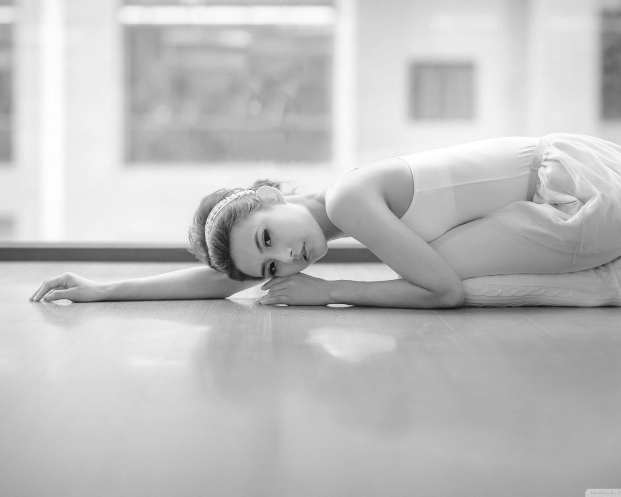 Красивая девочка балерина в белом