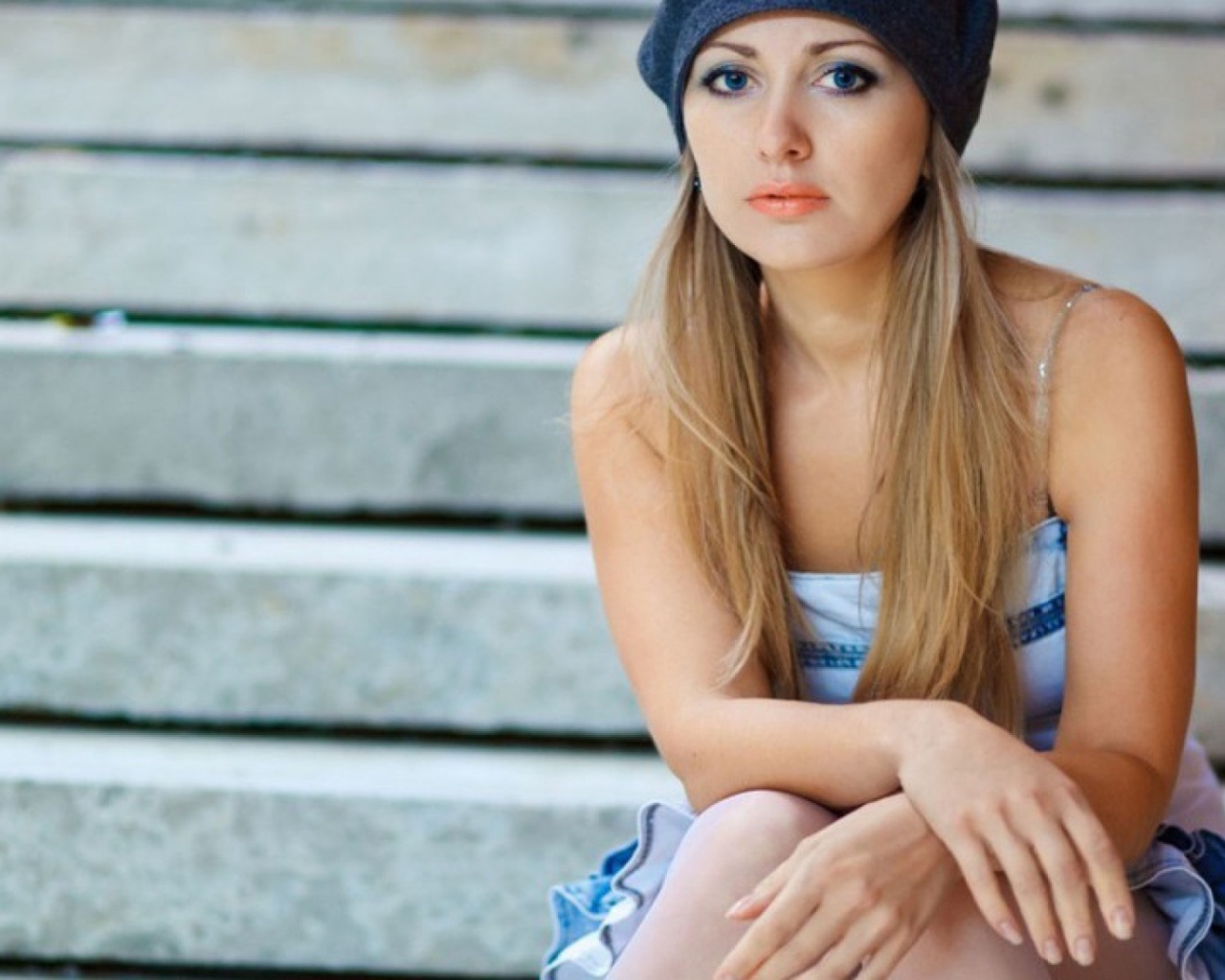 Блондинка в синем берете
