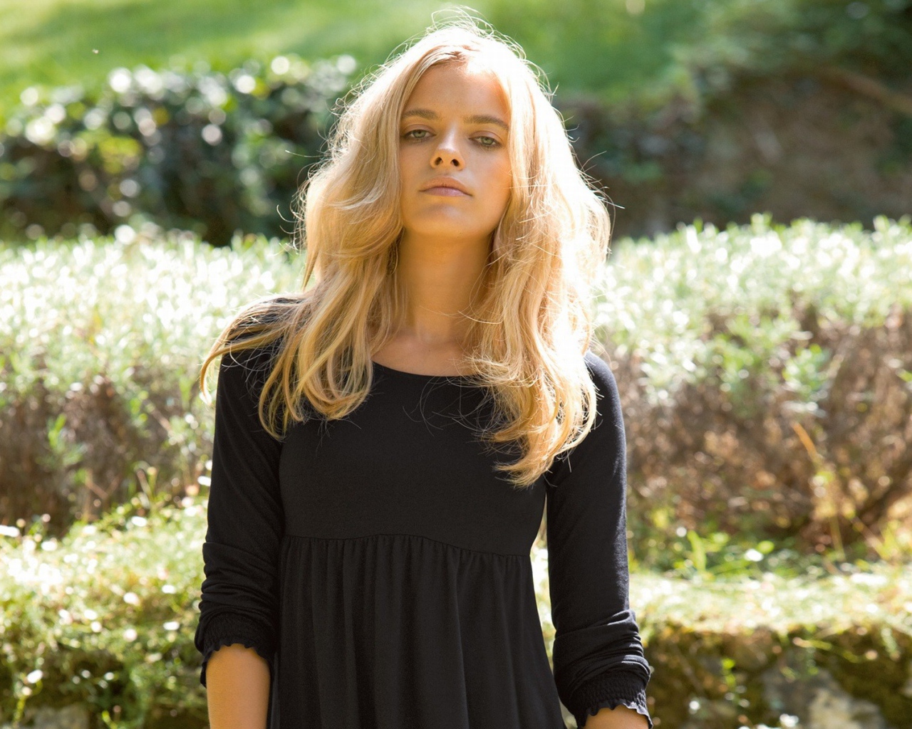 Блондинка в черном платье