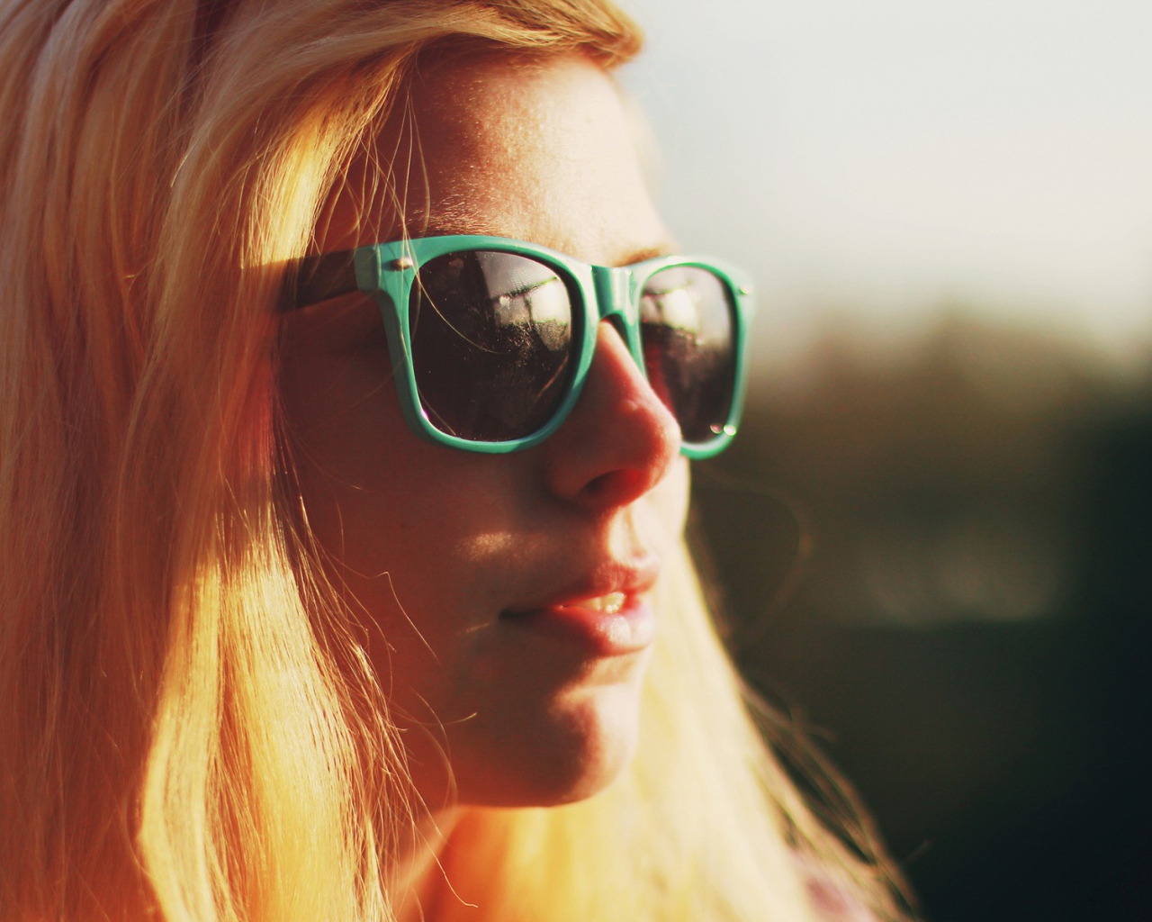 Блондинка в зеленых очках