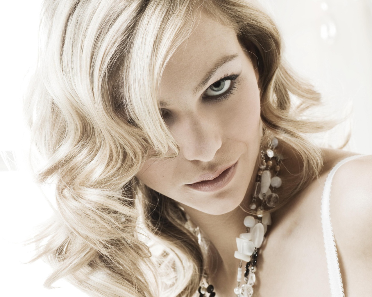 Блондинка с бусами