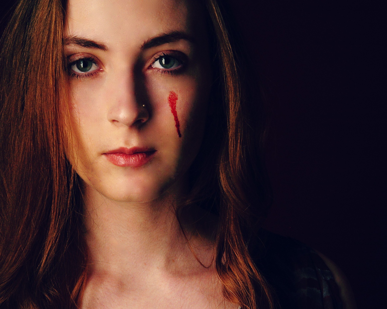 Кровавые слезы на лице