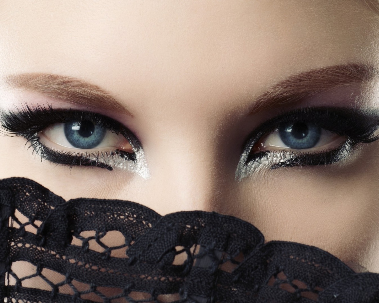 Голубые глаза в красивом макияже