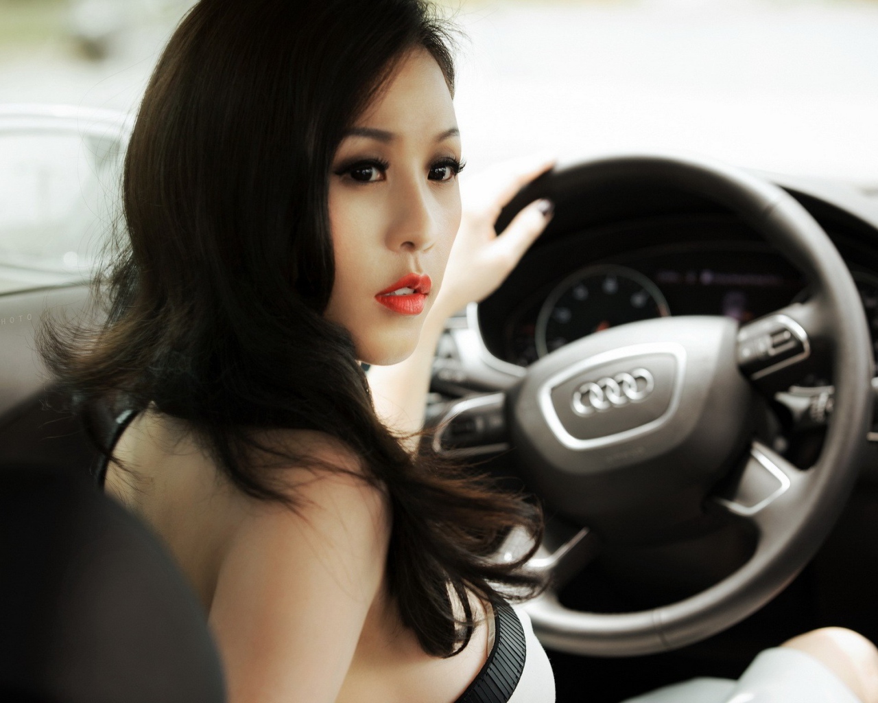 Брюнетка в Ауди