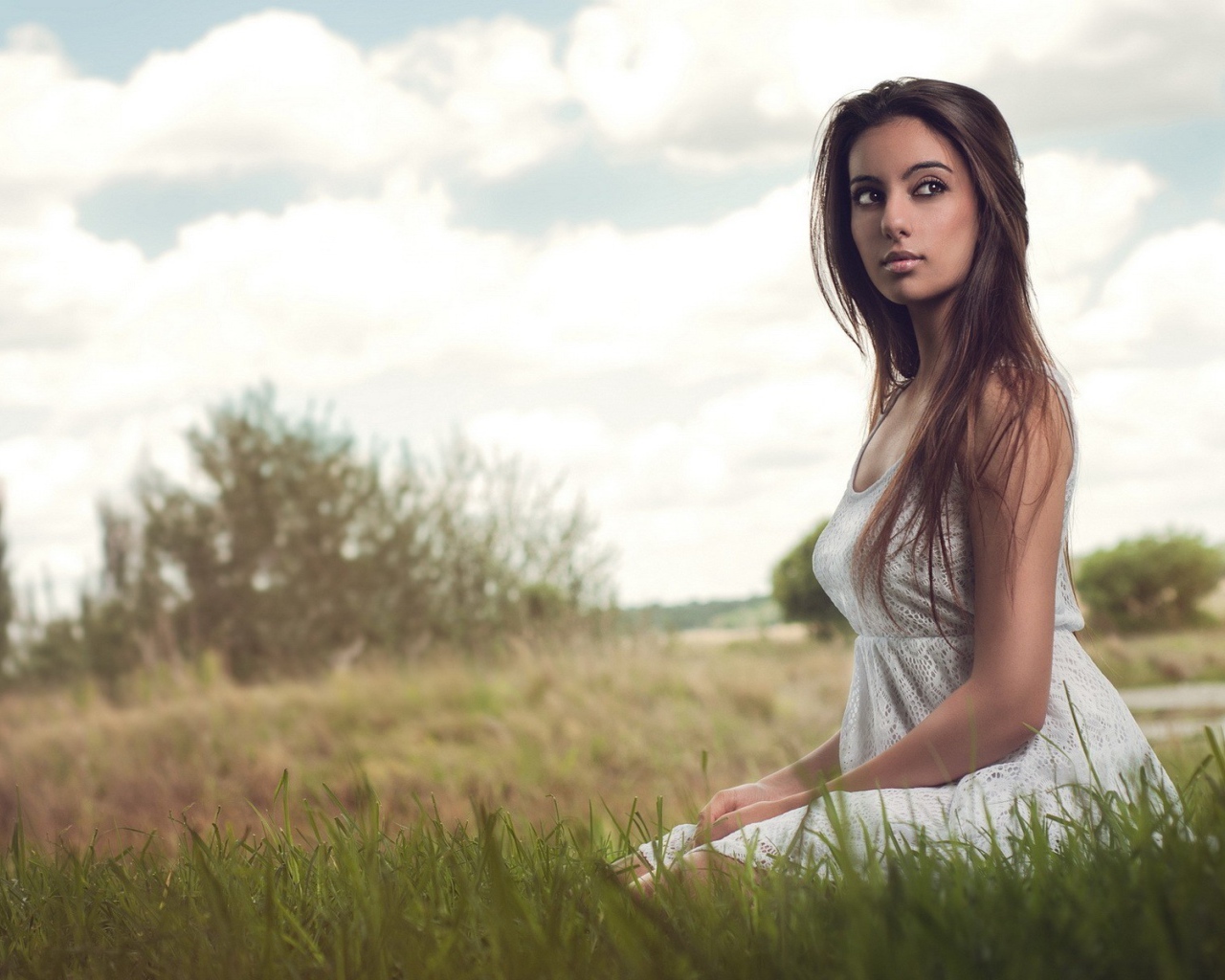 Брюнетка на природе