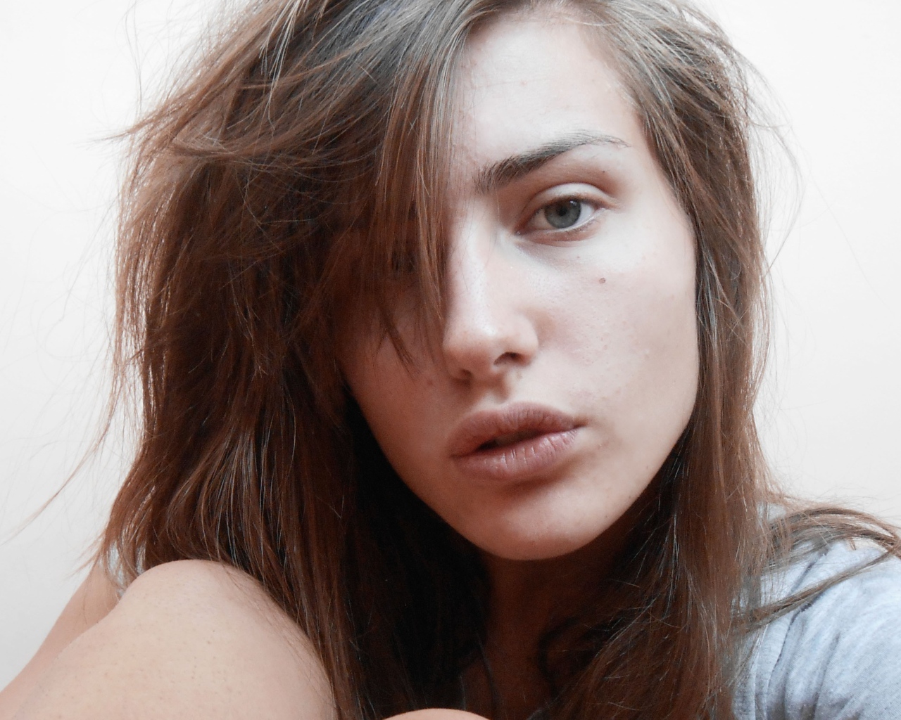 Девушка с грустными глазами