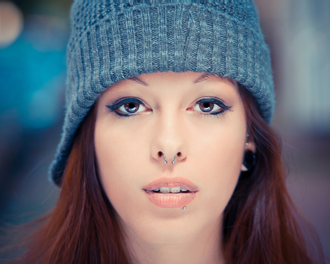 Брюнетка в вязаной шапочке