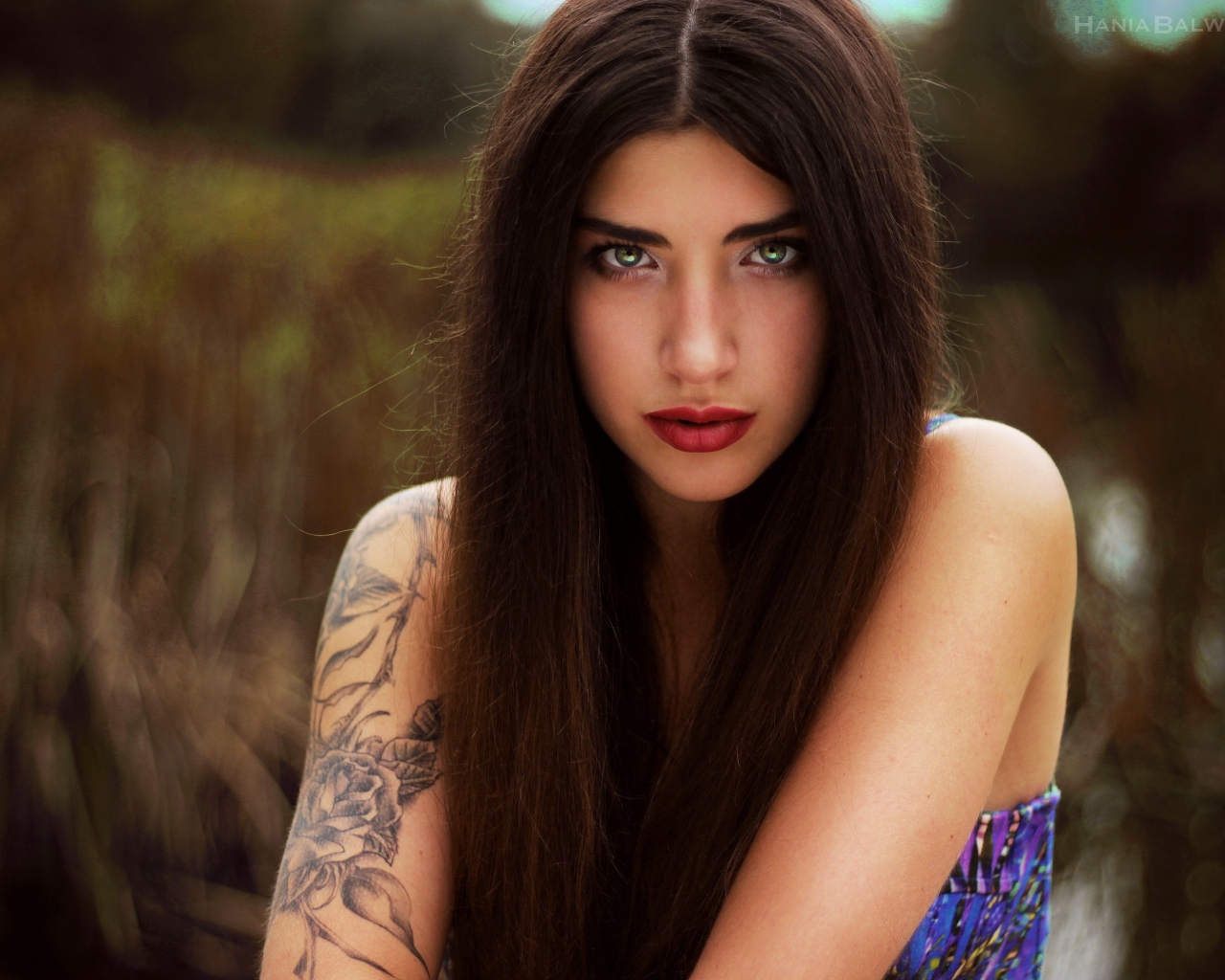 Брюнетка с распущенными волосами