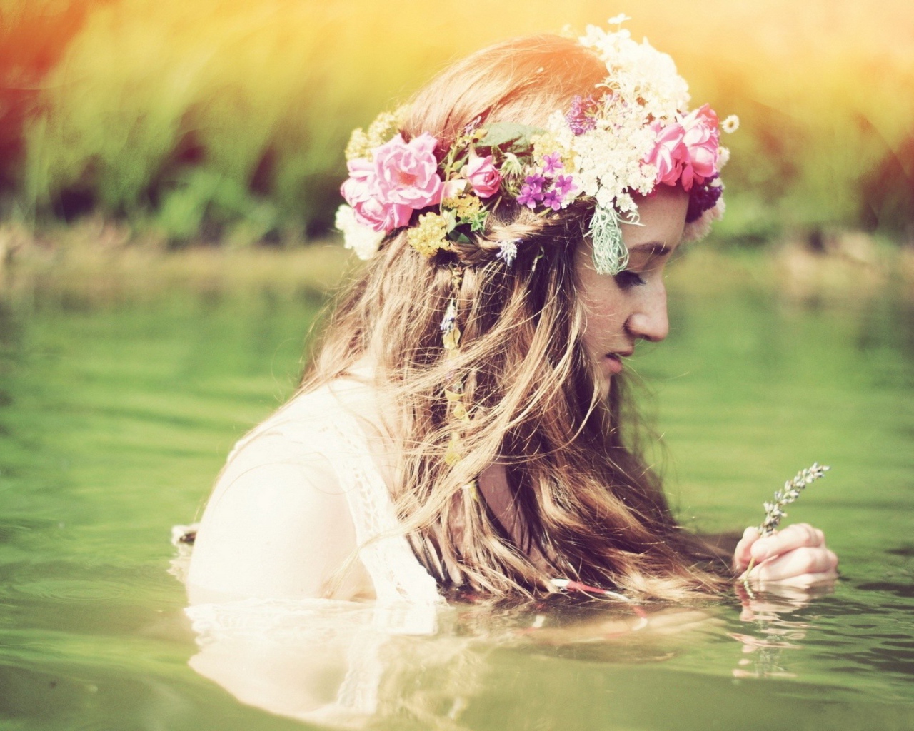 Девушка купается с венком на голове