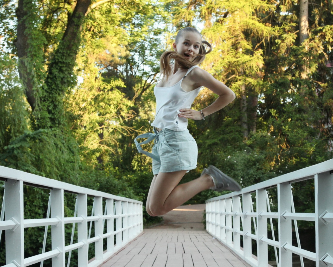 Девушка в прыжке