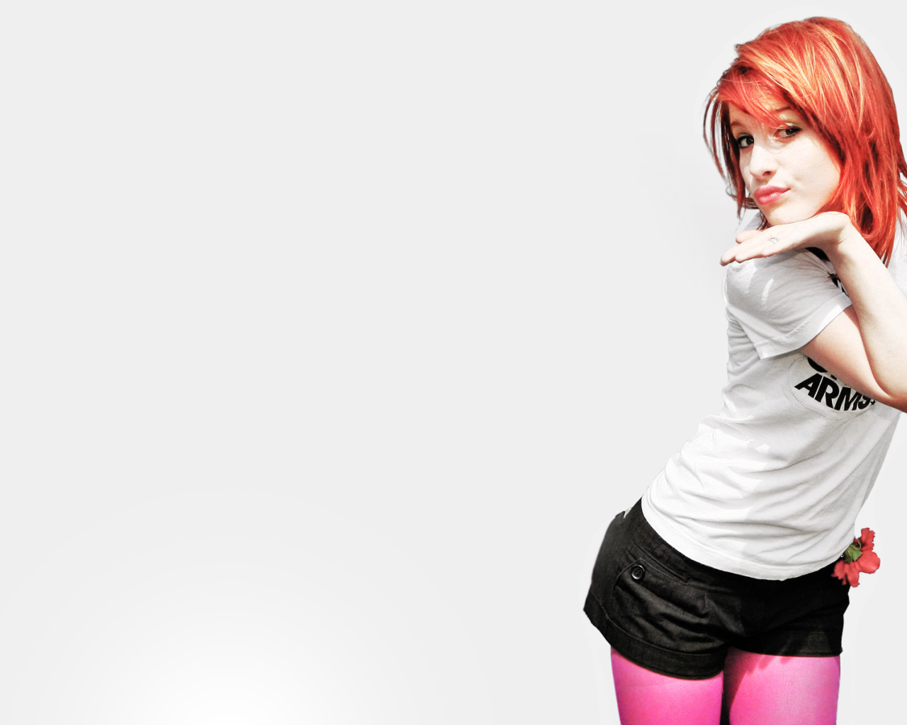 Девушка в цветных колготках и шортах