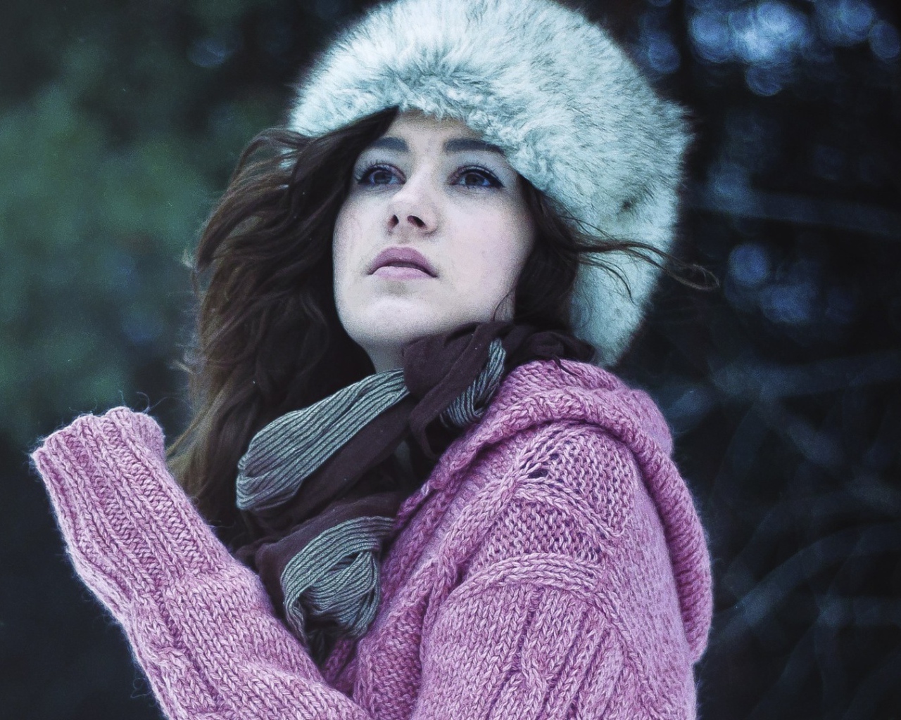 Девушка в свитере и шапке