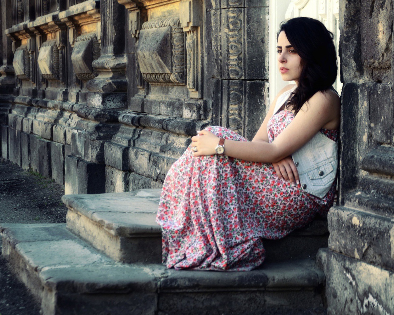 Девушка сидит на крыльце