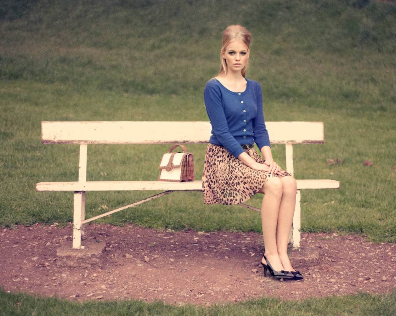 Девушка сидит на лавочке