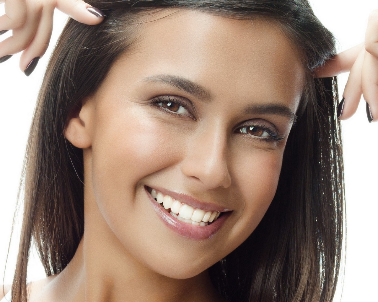 Девушка с очаровательной улыбкой